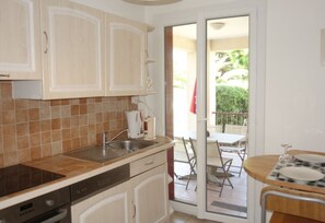 Fridge, microwave, oven, stovetop - Homerez - Apartment in Saint-Cyr-sur-Mer (Saint-Cyr-sur-Mer)