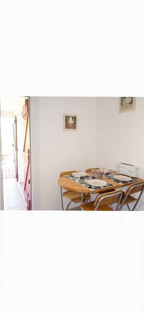 Dining - Homerez - Apartment in Saint-Cyr-sur-Mer (Saint-Cyr-sur-Mer)