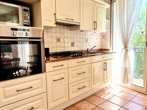 Kjøleskap, mikrobølgeovn, ovn og kokeplater