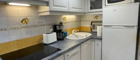 Kühlschrank, Mikrowelle, Ofen, Geschirrspüler