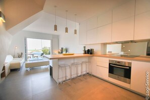 Kühlschrank, Mikrowelle, Ofen, Geschirrspüler