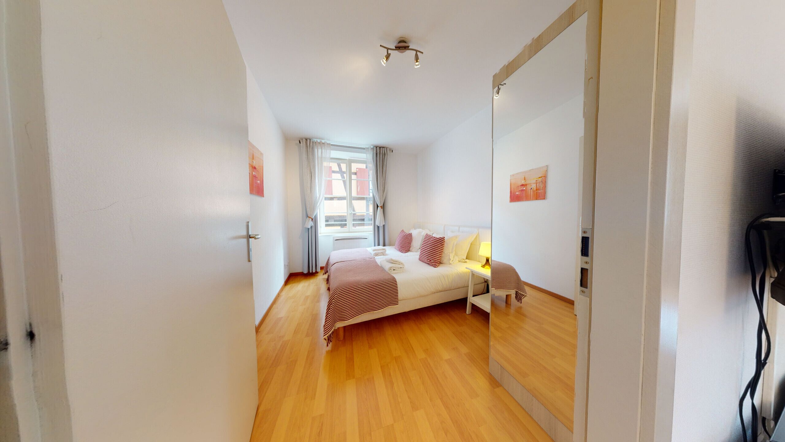 3 slaapkamers, een strijkplank/strijkijzer, gratis wifi, beddengoed