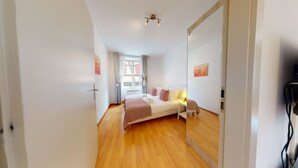 3 soverom, skrivebord, strykejern/-brett og reiseseng for barn