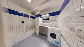 أحواض استحمام، مجففات شعر، مناشف