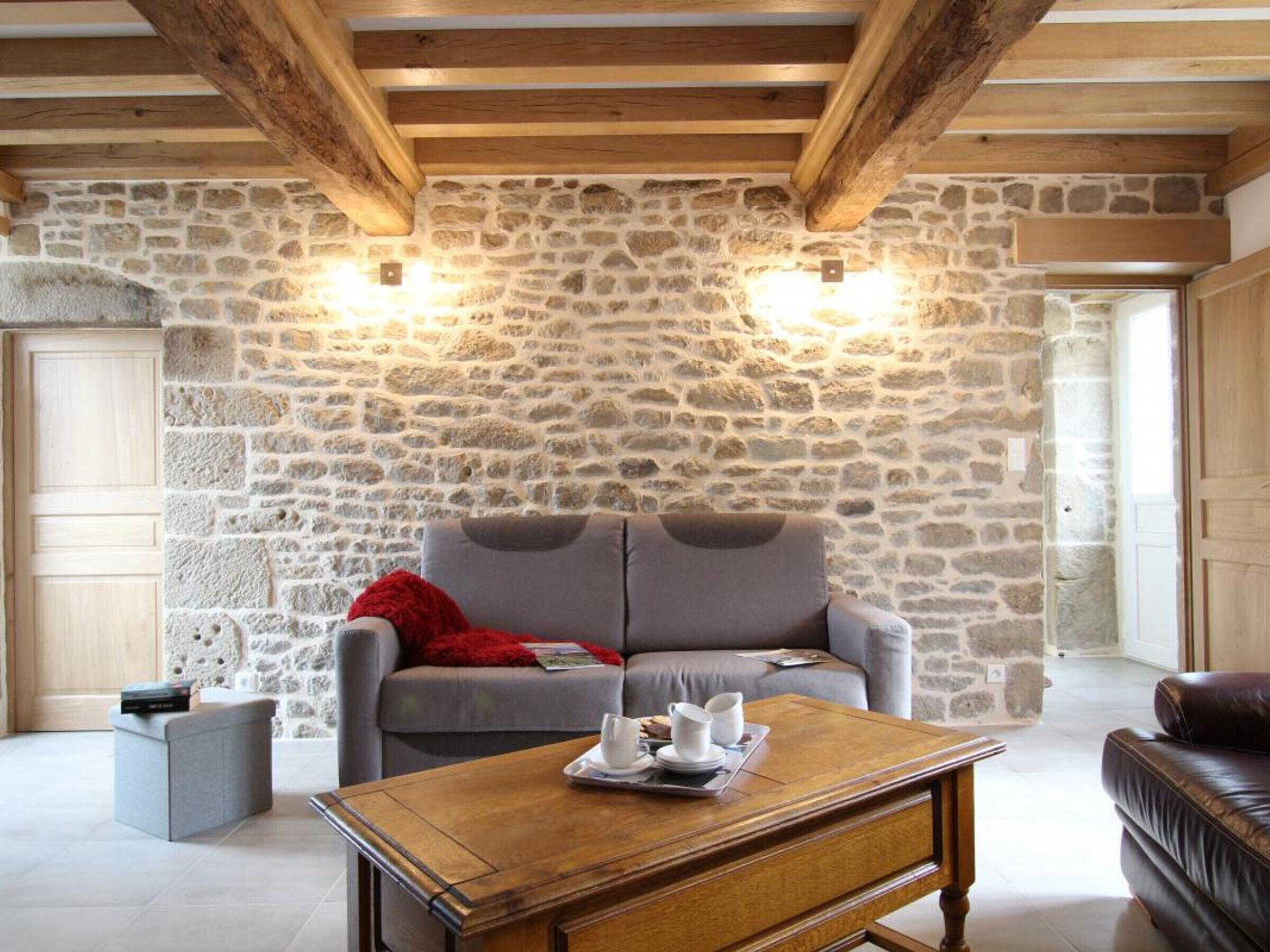 Televisión y chimenea 