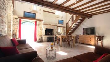 Télévision, cheminée, lecteur de DVD