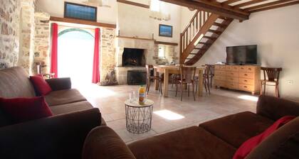 Moulin restauré avec cheminée, terrasse au bord de l'eau et solarium, accueil chaleureux