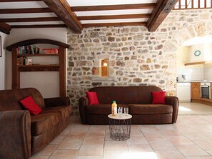 Fernseher, Kamin, DVD-Player