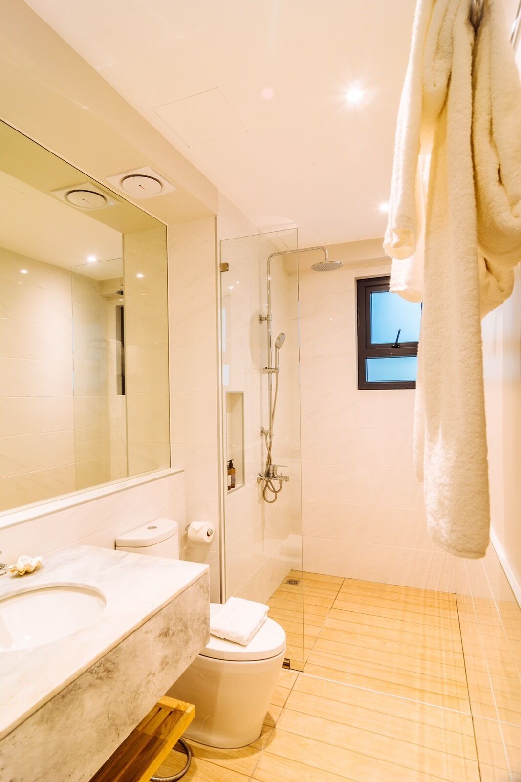 eco-friendly toiletries, hair dryer, bidet, towels