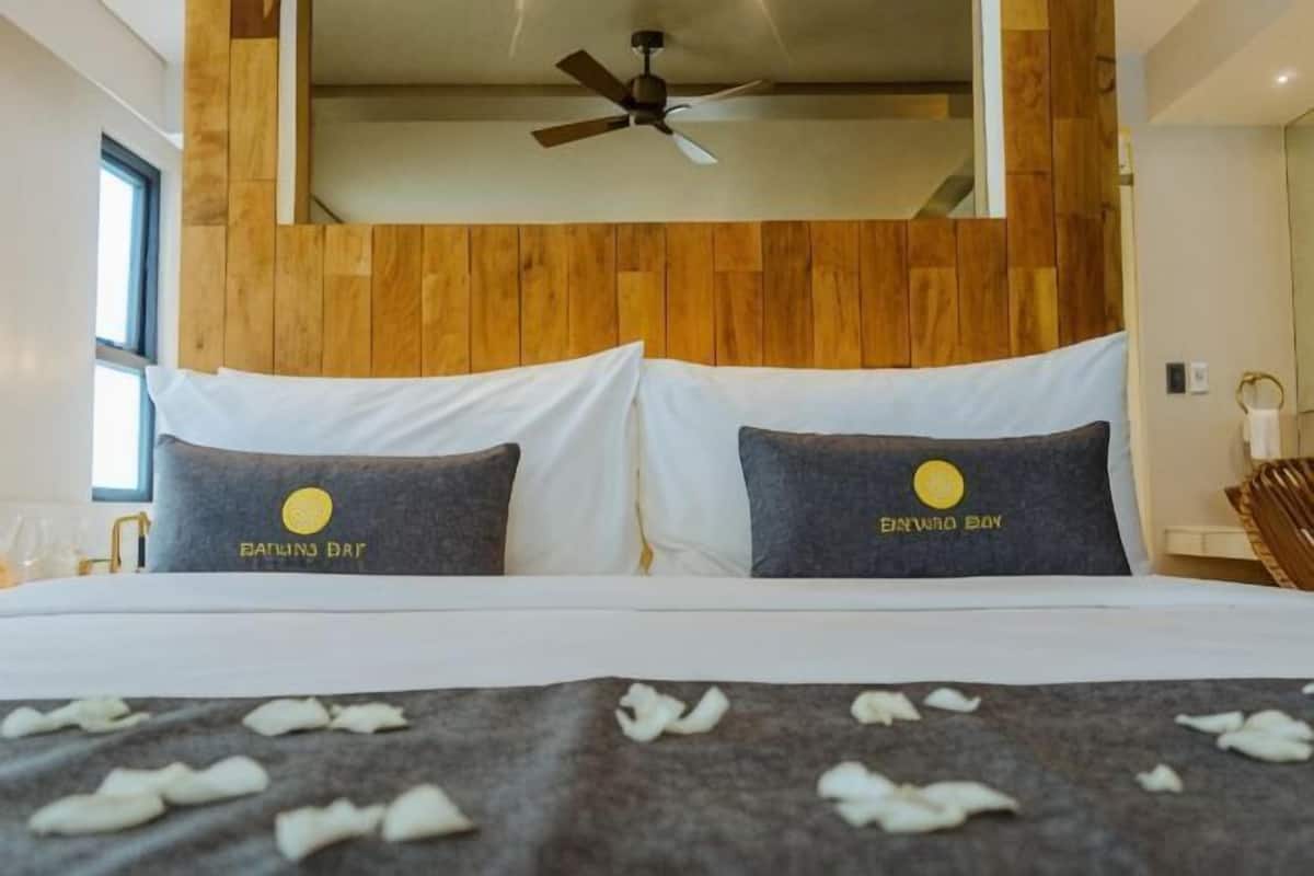 Premium bedding, in-room safe, iron/ironing board, free WiFi