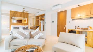 Suite (Room) | Área de sala de estar | Televisión de pantalla plana