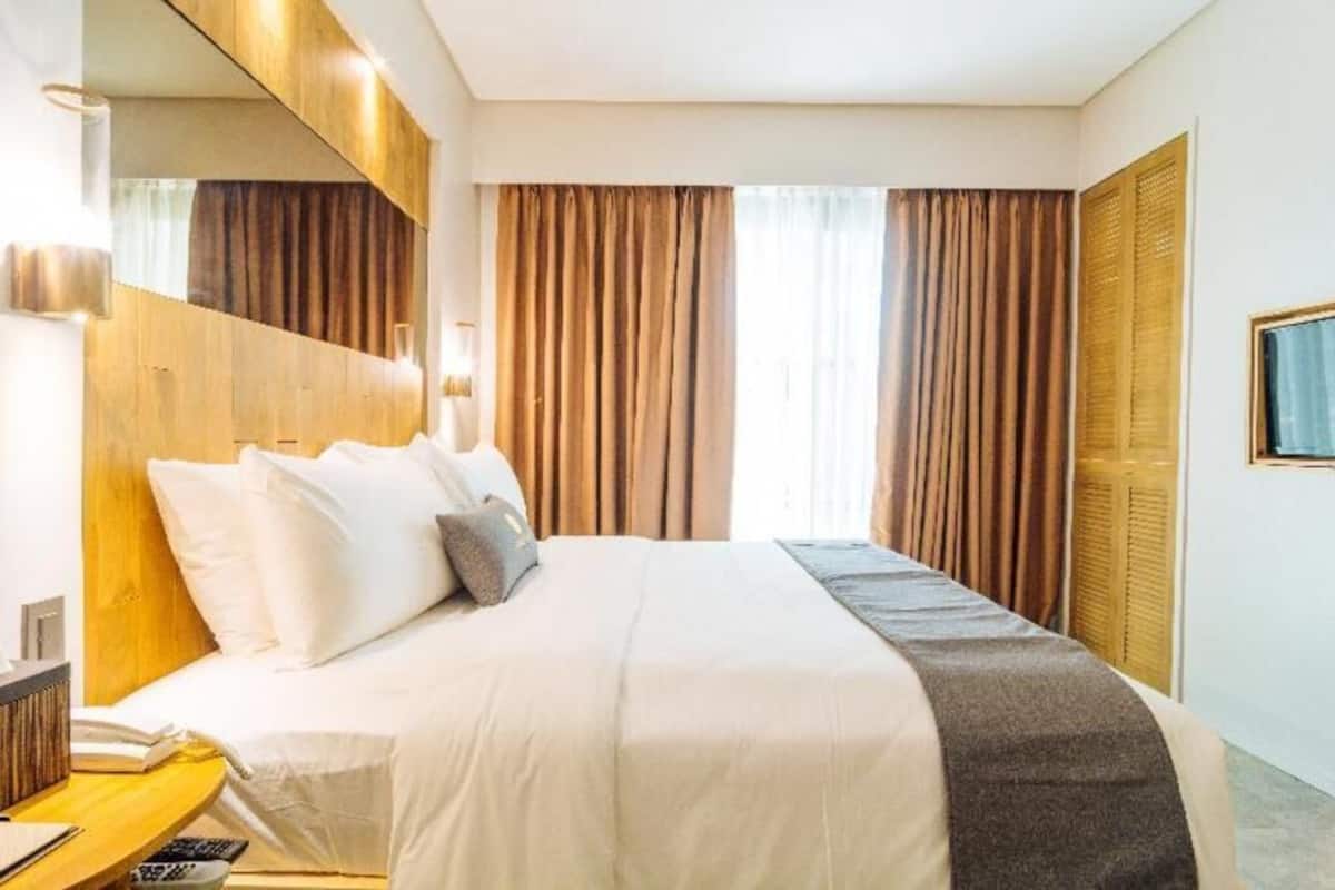 Premium bedding, in-room safe, iron/ironing board, free WiFi