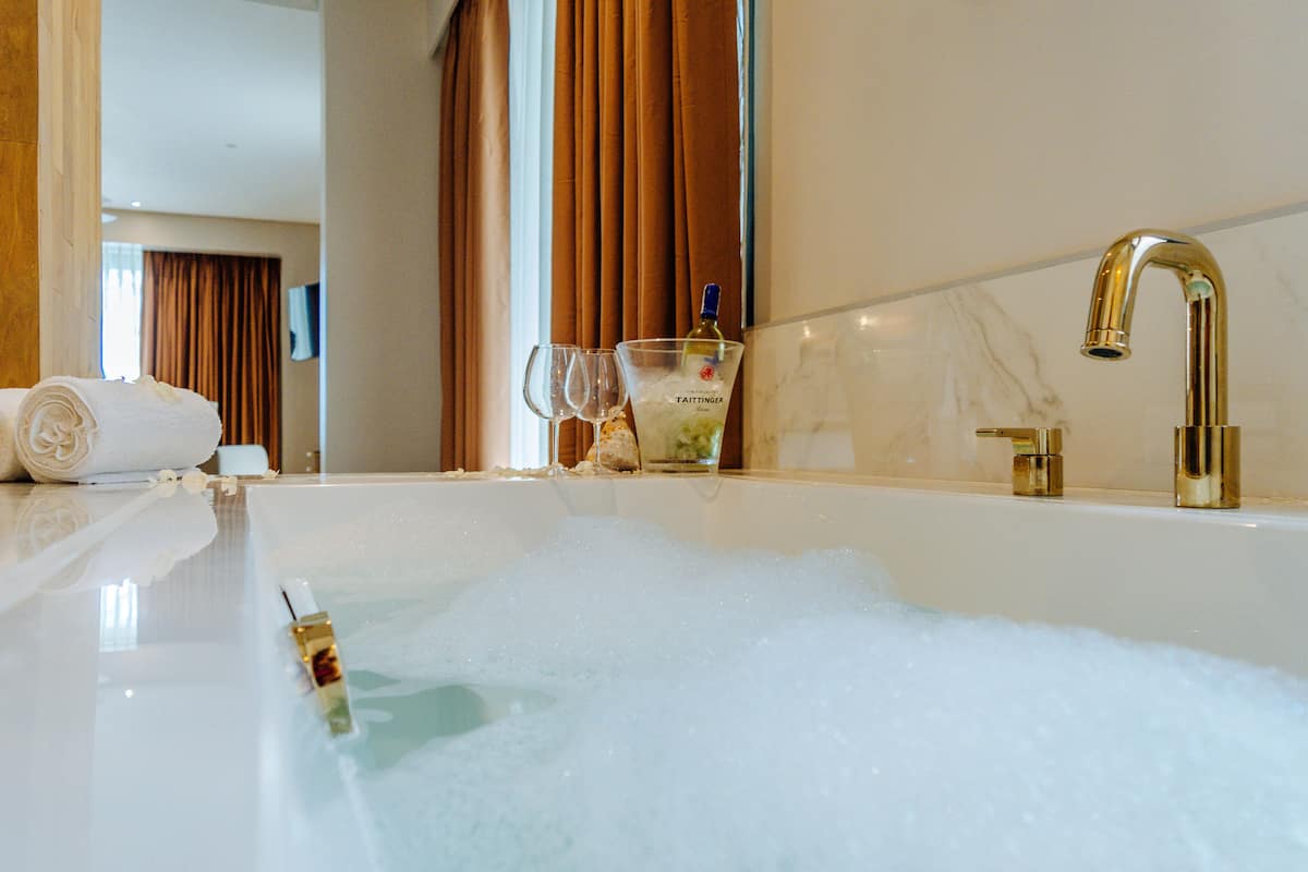 suite room | private spa tub