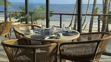 Melayani sarapan, makan siang, makan malam; dengan pemandangan pantai