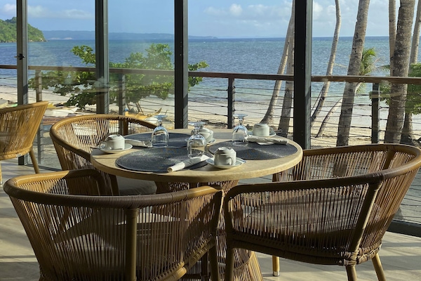 Phục vụ bữa sáng, bữa trưa, món địa phương và quốc tế, nhìn ra bãi biển