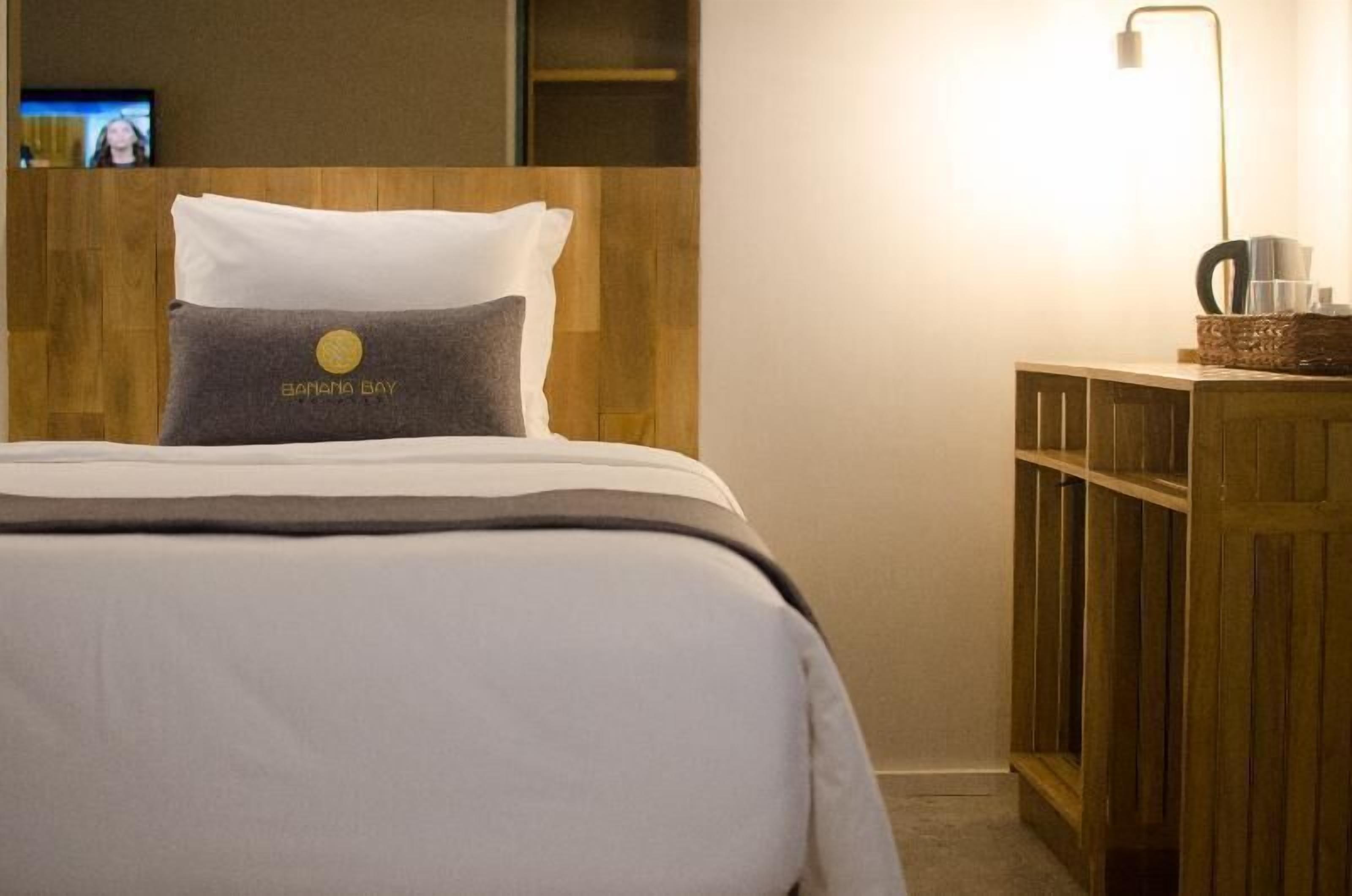 Premium bedding, in-room safe, iron/ironing board, free WiFi