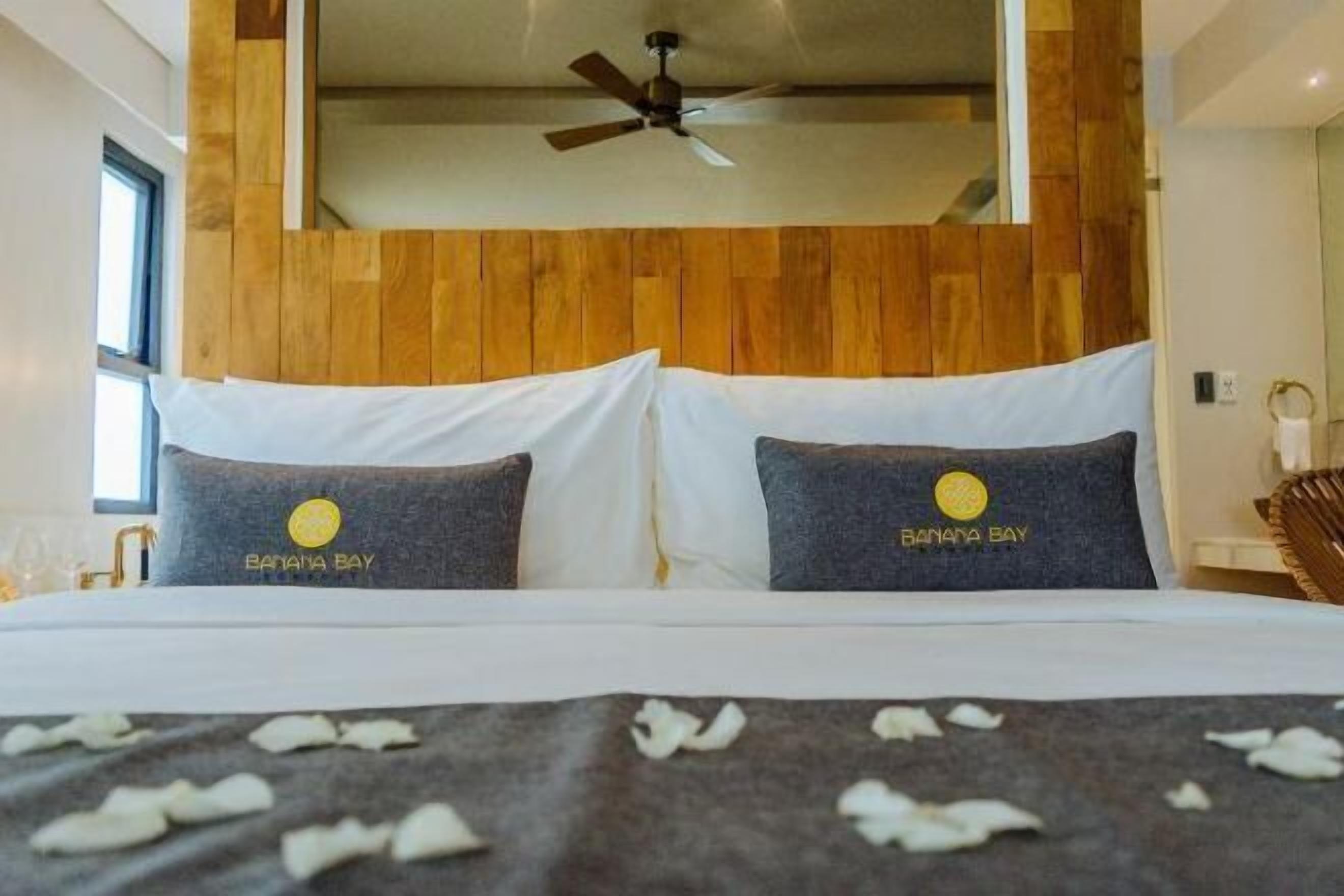 Premium bedding, in-room safe, iron/ironing board, free WiFi