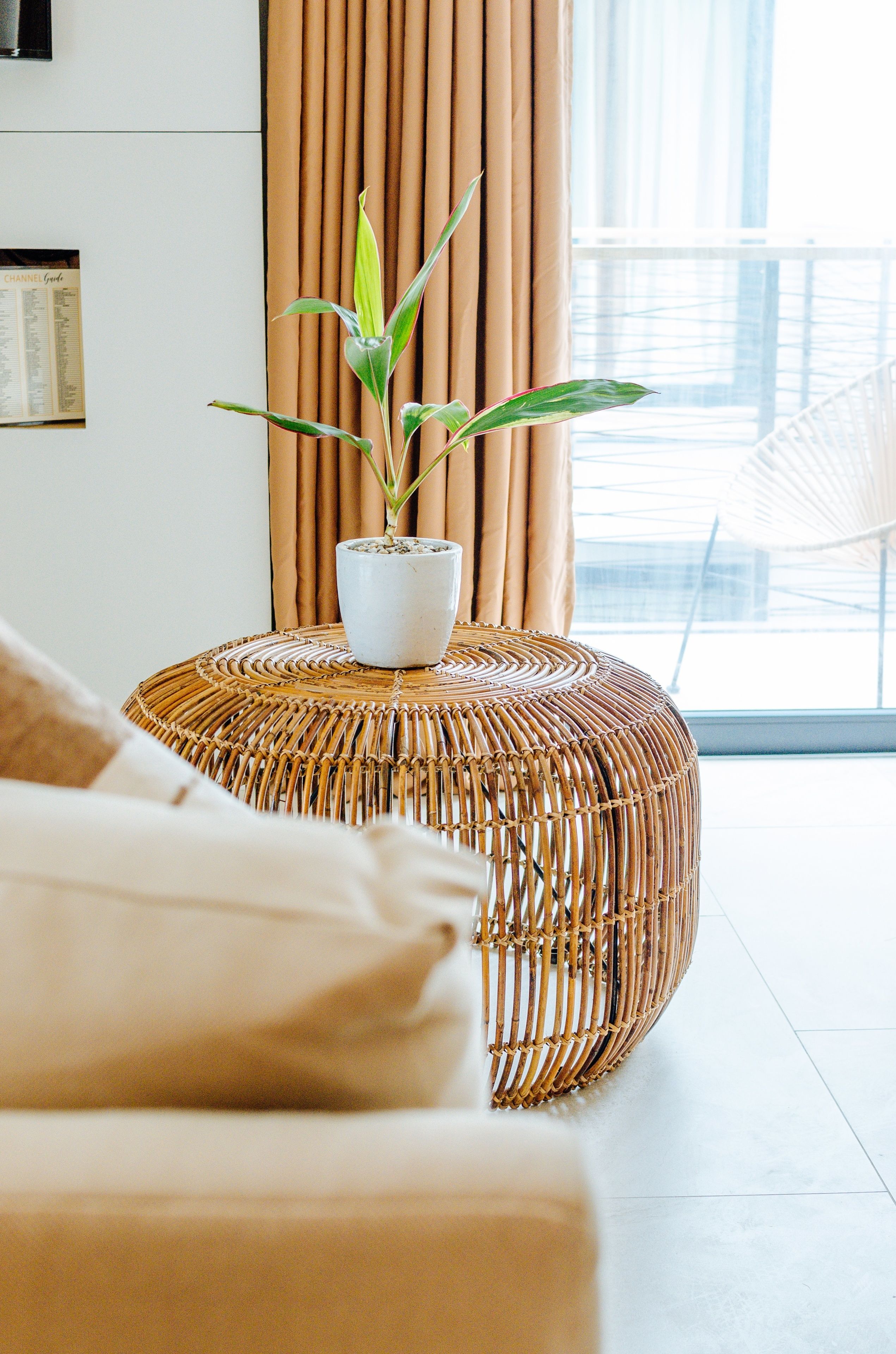 suite room | living area | flat-screen tv