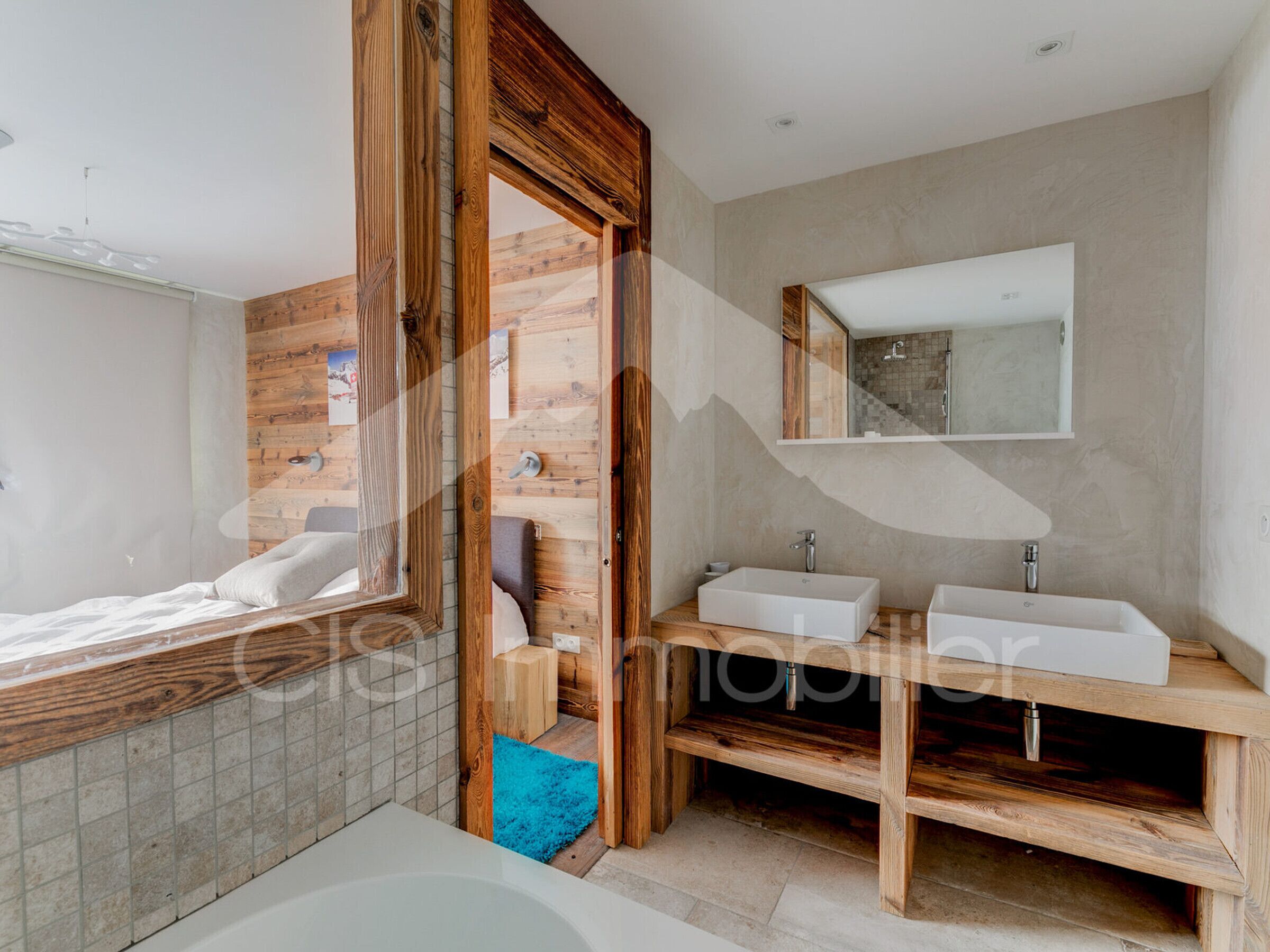 Ein modernes Badezimmer mit Waschtisch aus Holz, einer Badewanne und einer Duschkabine.