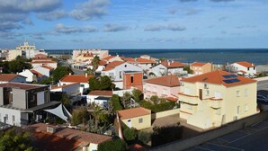 A coastal residential area with a variety of buildings, including modern and traditional architecture, and a clear view of the sea. - Saint-Cyprien: 2-room apartment, sleeps 5, balcony, parking, near beach (Saint-Cyprien)