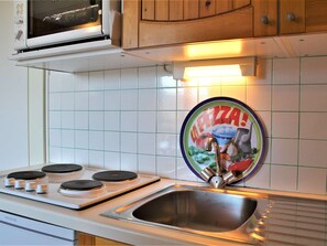 Réfrigérateur, micro-ondes, four, cafetière/bouilloire