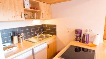 Mikroaaltouuni, liesi, astianpesukone, kahvin-/teenkeitin