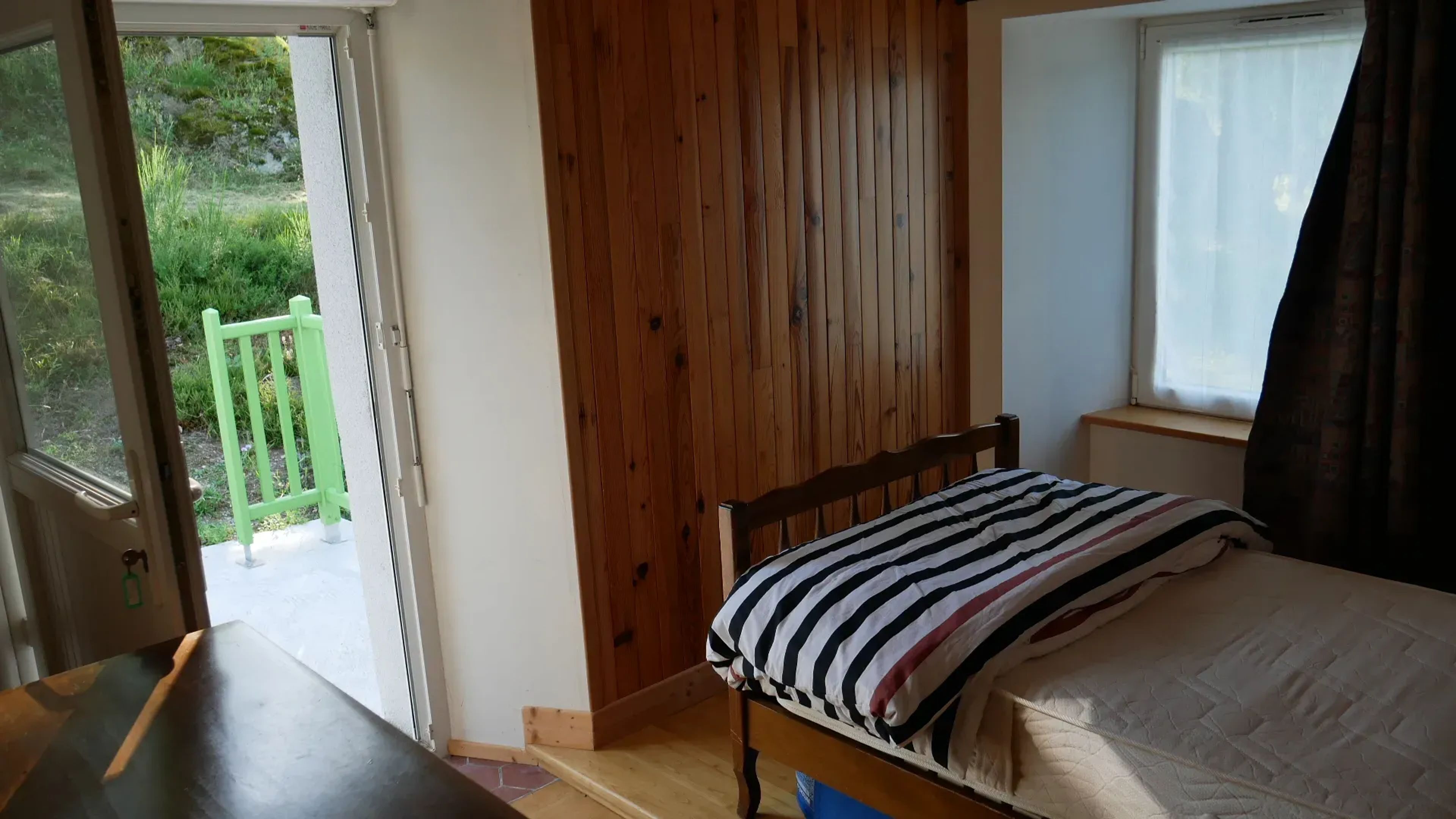 4 dormitorios y tabla de planchar con plancha