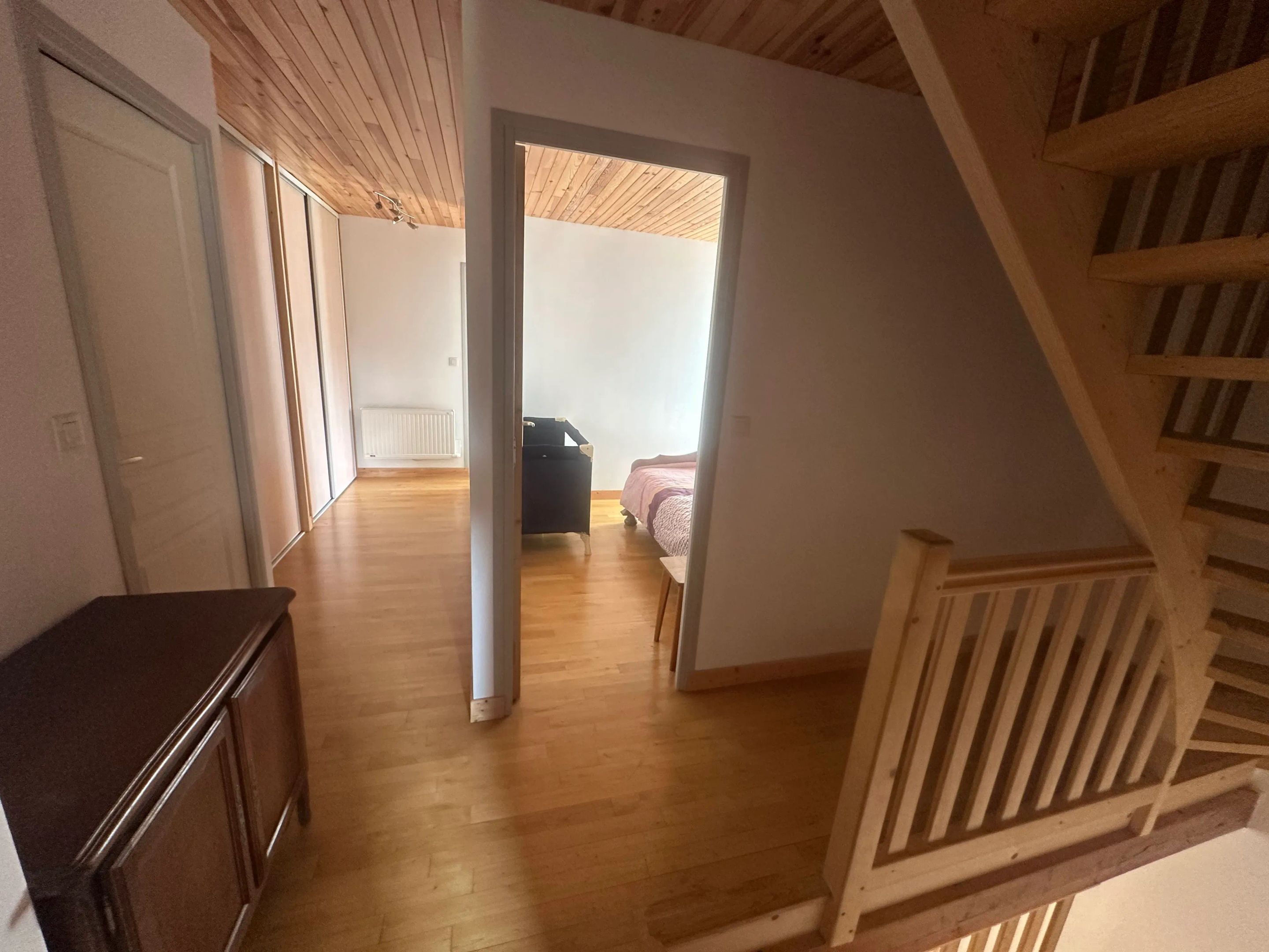 4 makuuhuonetta, silitysrauta/-lauta