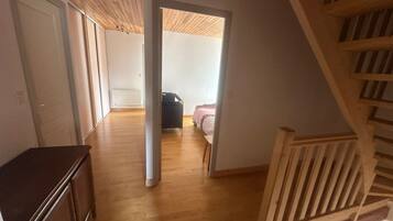 4 makuuhuonetta, silitysrauta/-lauta