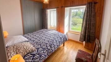 4 bedrooms, iron/ironing board, travel crib