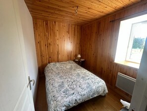 4 makuuhuonetta, silitysrauta/-lauta