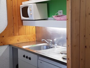 A compact kitchen with a microwave, sink, and Bosch dishwasher. - Studio for 5 with Wifi and pets allowed in Arc 1800 (Les Arcs 1800)