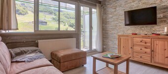 Renovated 6-person apartment with south balcony and slope views in Gourette