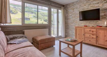 Renovated 6-person apartment with south balcony and slope views in Gourette