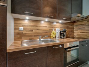 Micro-ondes, four, plaque de cuisson, lave-vaisselle