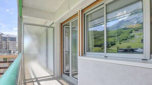 Un balcon donnant sur un paysage montagneux.
