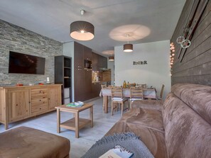 TV - Renovated 6-person apartment with south balcony and slope views in Gourette (Gourette)
