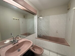 Bathroom - Beachside 1BR Apartment with Balcony - 2 Stars - Central Les Sables-d'Olonne (Les Sables-d'Olonne)