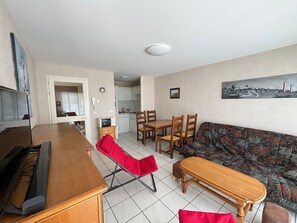 TV - Beachside 1BR Apartment with Balcony - 2 Stars - Central Les Sables-d'Olonne (Les Sables-d'Olonne)