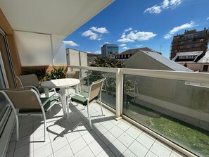 Outdoor dining - Beachside 1BR Apartment with Balcony - 2 Stars - Central Les Sables-d'Olonne (Les Sables-d'Olonne)