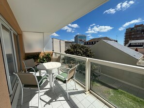 Outdoor dining - Beachside 1BR Apartment with Balcony - 2 Stars - Central Les Sables-d'Olonne (Les Sables-d'Olonne)