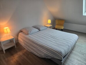 2 室のベッドルーム、WiFi (無料)