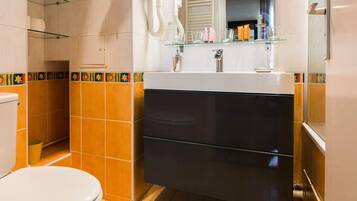 Baignoire, sĂšche-cheveux, serviettes fournies