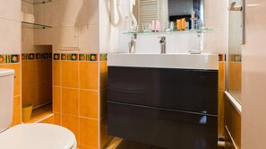 Baignoire, sĂšche-cheveux, serviettes fournies, savon