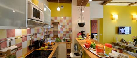 Kühlschrank, Mikrowelle, Ofen, Herdplatte