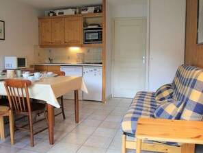 Dining - Cozy 2-Room Apartment with Mountain Nook, Sleeps 6, Close to Vars Les Claux Slopes and Shops (Vars)