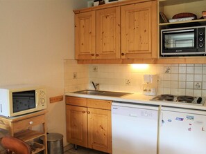 Fridge, microwave, stovetop, dishwasher - Cozy 2-Room Apartment with Mountain Nook, Sleeps 6, Close to Vars Les Claux Slopes and Shops (Vars)