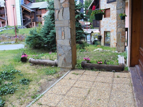 Exterior detail - Cozy 2-Room Apartment with Mountain Nook, Sleeps 6, Close to Vars Les Claux Slopes and Shops (Vars)