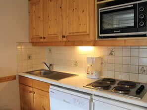Kylskåp, mikrovågsugn, spishäll och diskmaskin