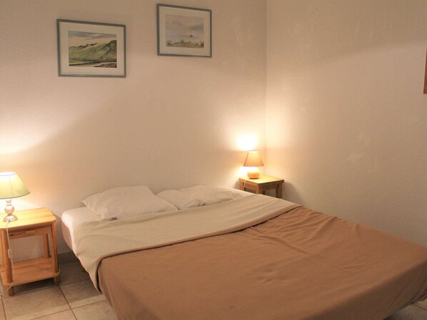 1 bedroom - Cozy 2-Room Apartment with Mountain Nook, Sleeps 6, Close to Vars Les Claux Slopes and Shops (Vars)
